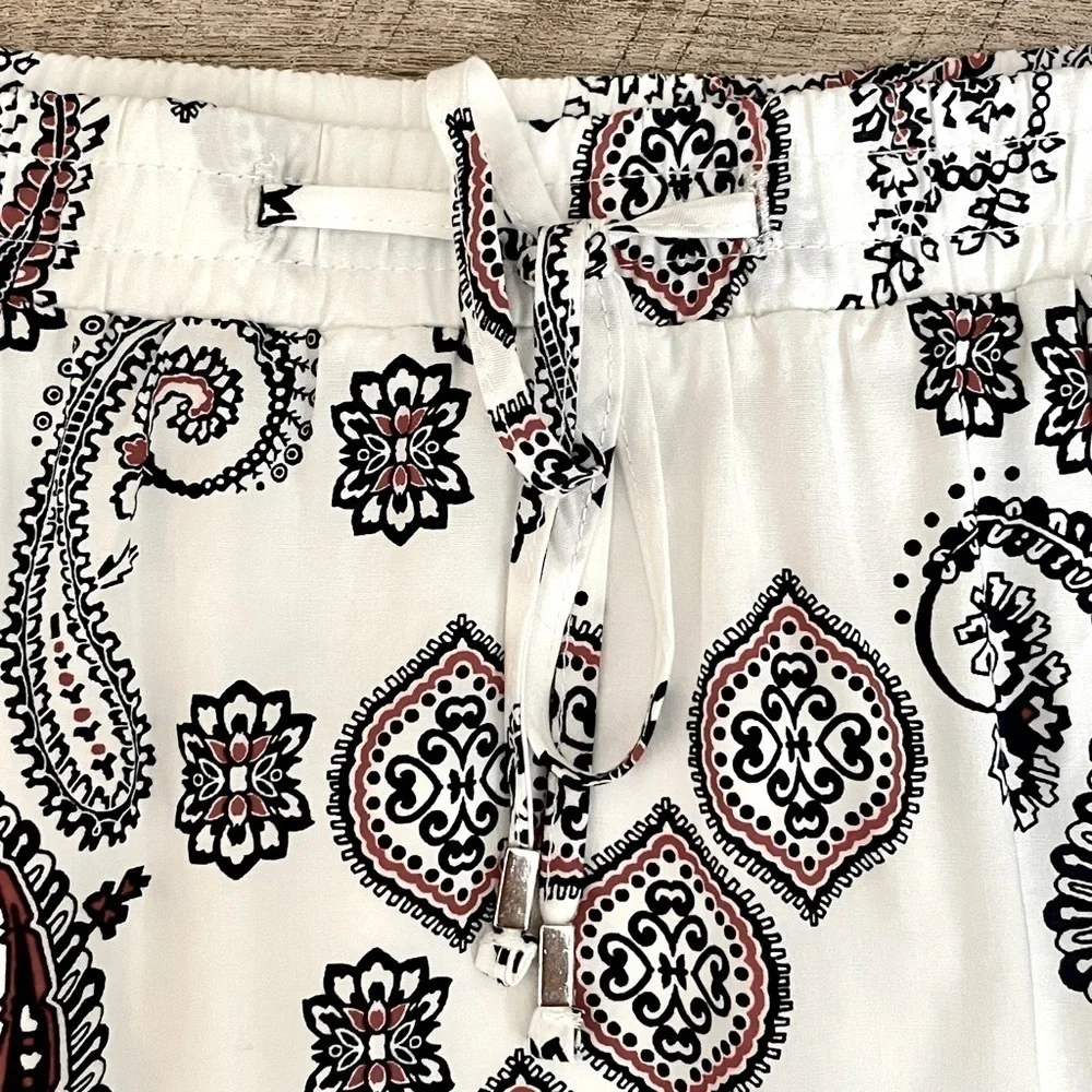 🌺 Old Navy White Paisley White Dolphin Hem Mini Skirt NWT Size L